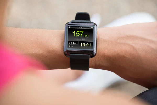 Human Hand Wearing Smart Watch Showing Heartbeat Rate — Stock Photo, Image