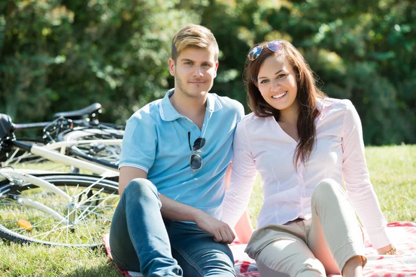 Feliz jovem casal no parque — Fotografia de Stock