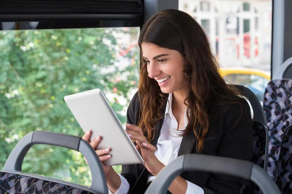 Geschäftsfrau nutzt digitales Tablet — Stockfoto