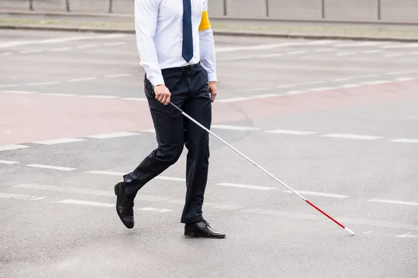 Persona ciega caminando por la calle — Foto de Stock