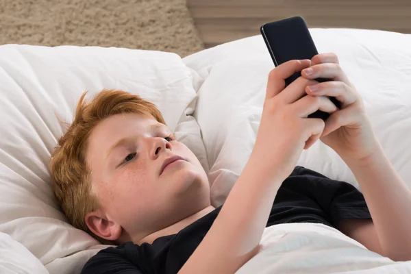 Junge hält Handy in der Hand — Stockfoto