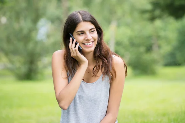 Mosolygó nő beszél a mobiltelefon — Stock Fotó