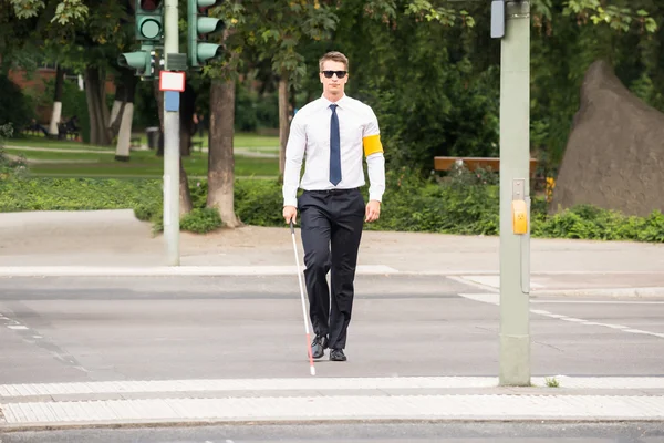 Hombre ciego cruzando la carretera — Foto de Stock