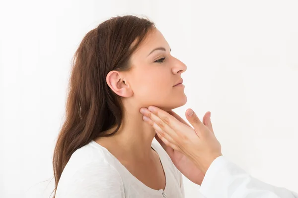 Arzthand berührt die Kehle des Patienten — Stockfoto