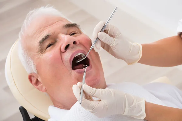Man die een tandheelkundige behandeling ondergaan — Stockfoto