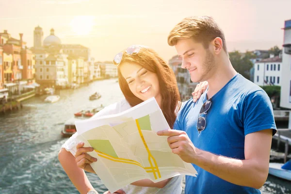 Lächelndes Paar mit Landkarte in Venedig — Stockfoto