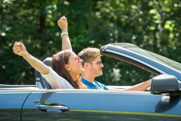 Paar genieten van rijden In een auto — Stockfoto