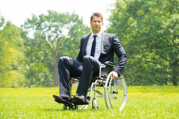 Handikappad man på rullstol — Stockfoto
