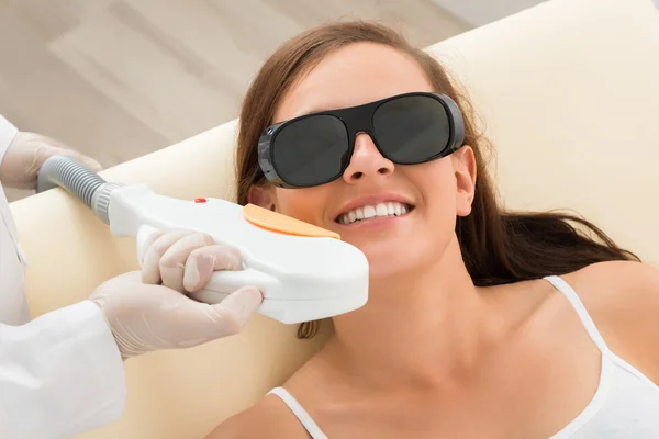 Mulher tendo tratamento a laser na clínica de beleza — Fotografia de Stock