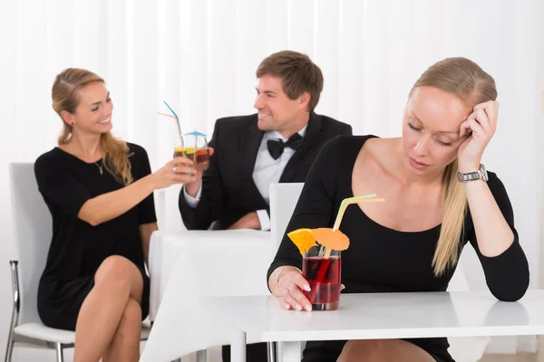 Депрессивная женщина сидит в ресторане — стоковое фото