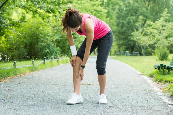 Femmina jogger avendo dolore in il suo gamba — Foto Stock