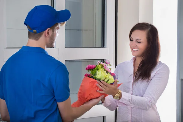 Woman Received Bouquet From Delivery Man — Stock Photo, Image