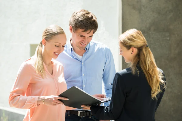 Real Estate Agent Explaining Contract To Couple — Stock Photo, Image