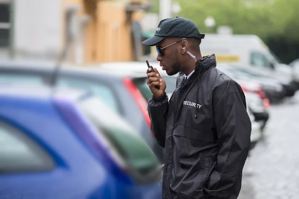 Jovem Guarda de Segurança Masculino Usando Walkie-talkie — Fotografia de Stock