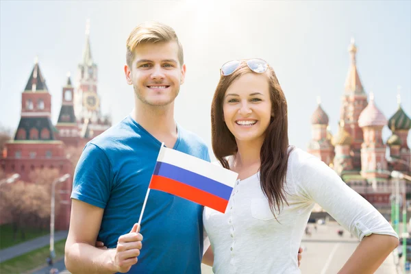 Joven pareja sosteniendo bandera de Rusia — Foto de Stock