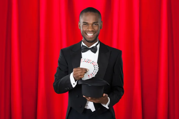 Mágico mostrando truque com cartas de jogar — Fotografia de Stock