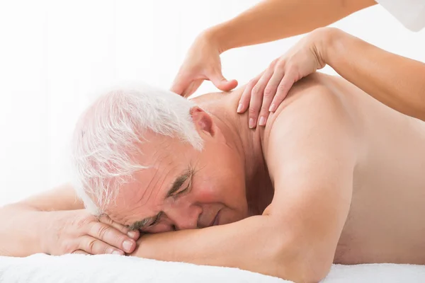Мужчина получает массаж спины — стоковое фото