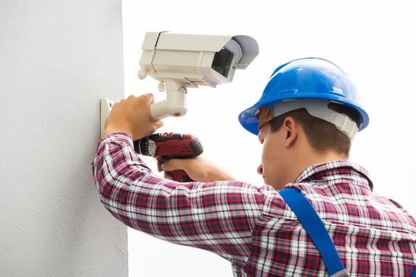 Técnico Instalación de la cámara en la pared — Foto de Stock