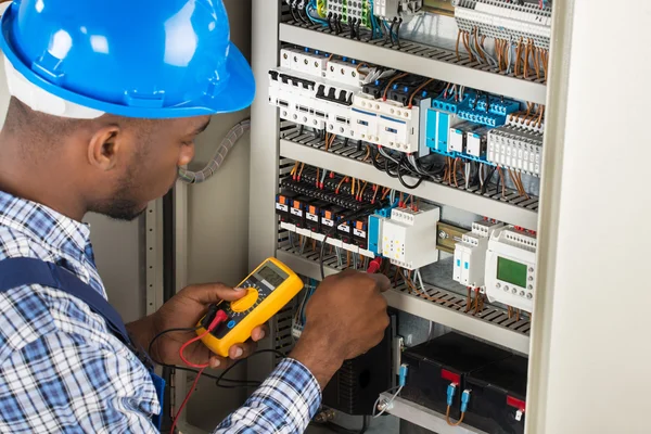 Caja de fusibles de comprobación de electricista con multímetro — Foto de Stock