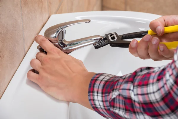 Plumber Installing Faucet Of Sink — Stock Photo, Image