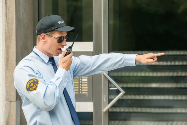 Mężczyzna ochroniarz przy użyciu Walkie Talkie — Zdjęcie stockowe