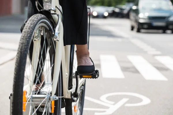 Geschäftsfrau fährt Fahrrad auf Straße — Stockfoto