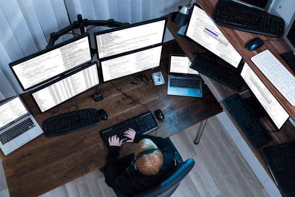 Niño trabajando en múltiples computadoras — Foto de Stock