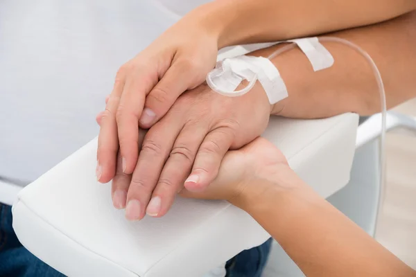 Arzt hält dem Patienten die Hand — Stockfoto