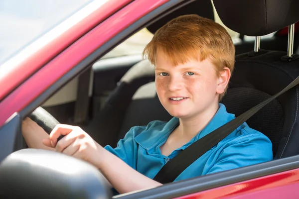 Junge sitzt im Auto — Stockfoto