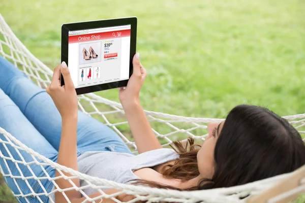 Vrouw Online winkelen op digitale Tablet — Stockfoto