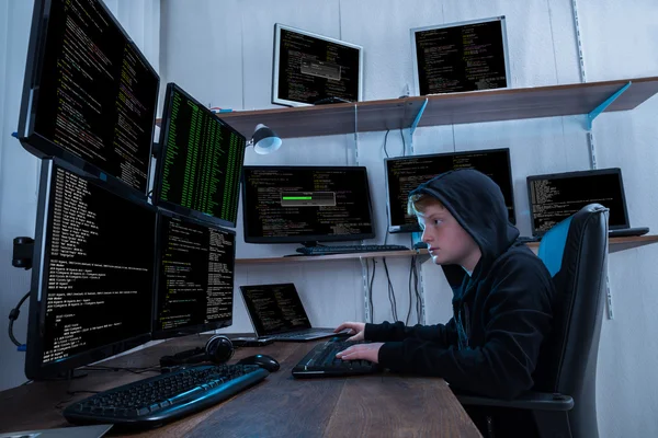 Niño robando datos de múltiples computadoras — Foto de Stock