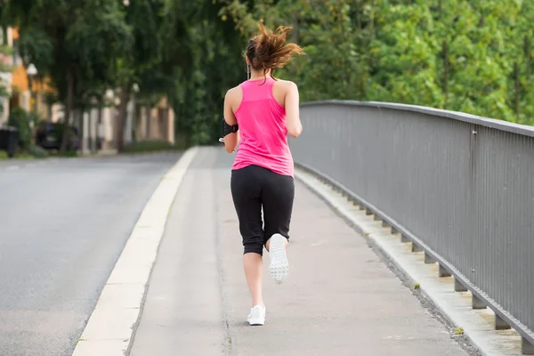 Fitness kvinna kör på trottoaren — Stockfoto