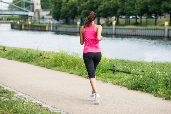 Fitness-Frau läuft im Freien — Stockfoto