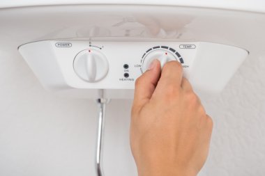Tesisatçı 's el elektrikli kazan sıcaklığını ayarlama