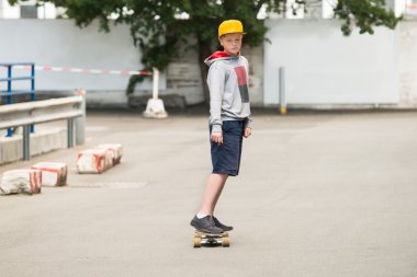 Kaykay süren çocuk.