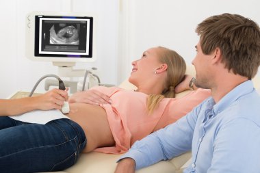 Doktor kadın bekliyor ultrason taraması gerçekleştiriliyor