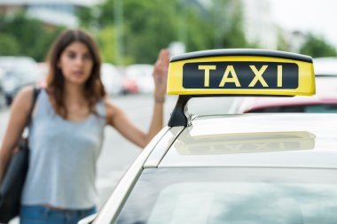 Kadın sokakta taksi arıyorum