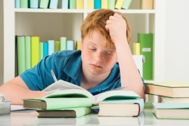 Yorgun çocuk Kitaplığı'nda eğitim