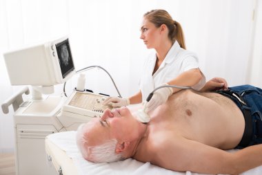 Adam doktor tarafından boyun ultrason Başlarken