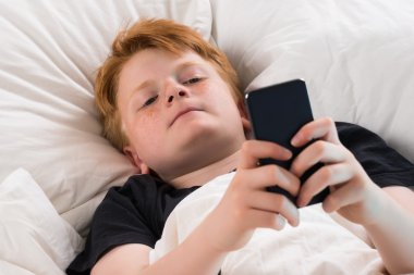 Çocuk holding cep telefonu