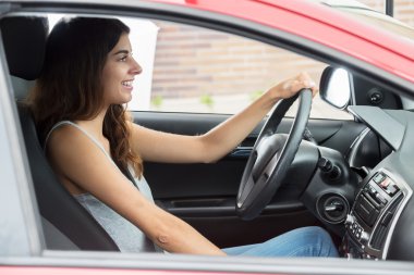 Mutlu kadın arabada oturuyordu