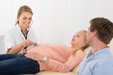 stetoskop ile muayene hamile kadın doktor