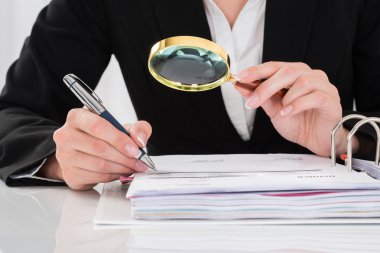 Denetçi finansal belgeler inceleniyor