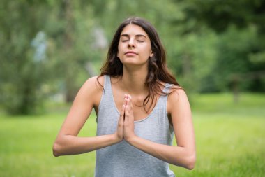 Genç kadın meditasyon yapıyor.
