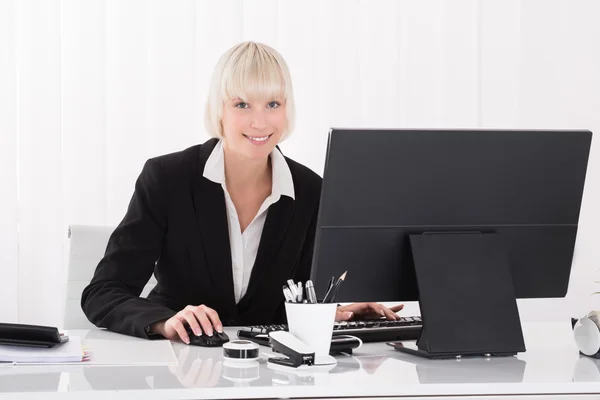 Femme d'affaires travaillant sur ordinateur — Photo