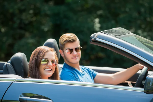 Glückliches Paar im Auto — Stockfoto