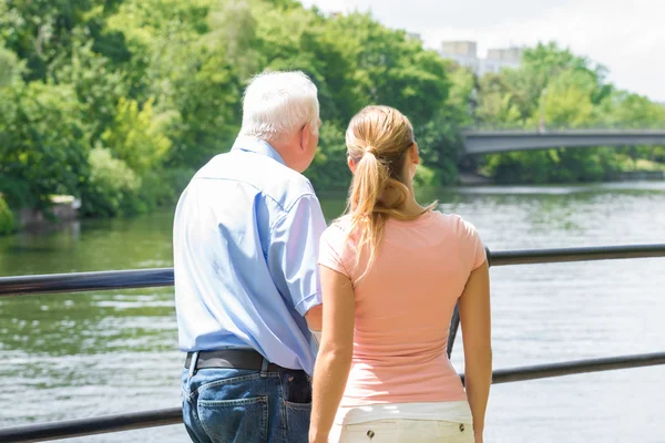 Rückansicht einer jungen Frau mit ihrem Vater — Stockfoto