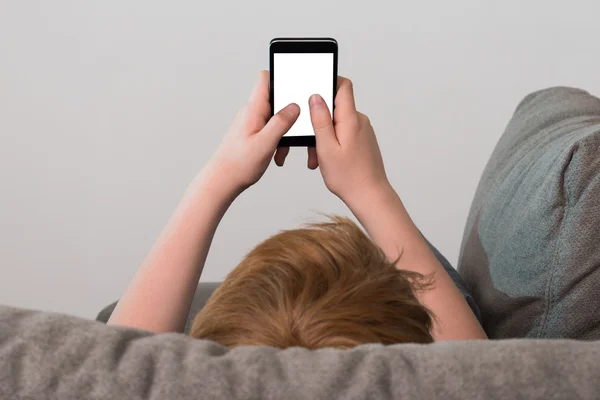 Niño sosteniendo el teléfono celular —  Fotos de Stock