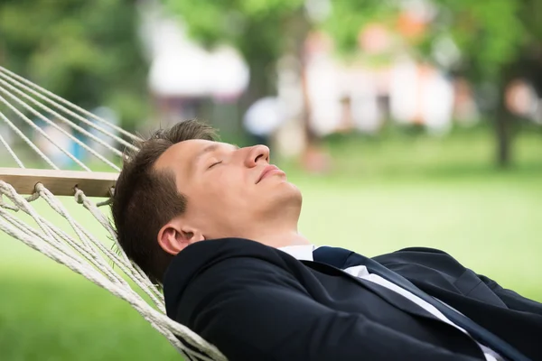 Homme couché dans l'hamac — Photo