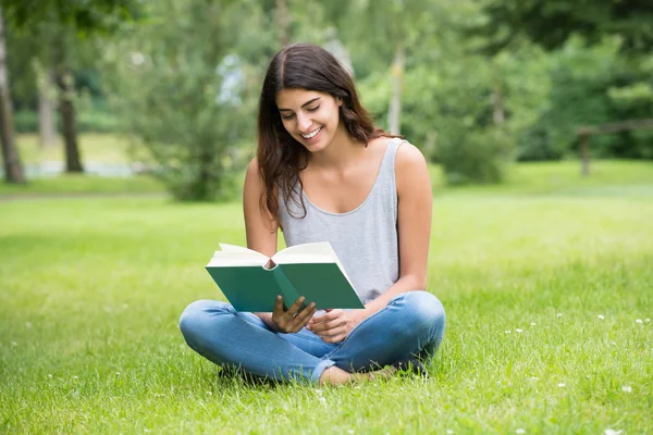 Usmívající se žena čtení knih — Stock fotografie
